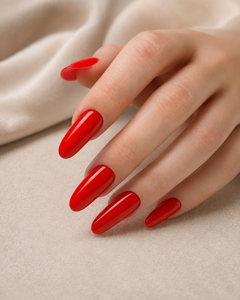 Unghie rosse a mandorla realizzate in gel